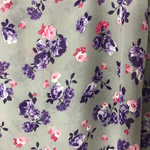 Torrid Grey & Purple Floral Sharkbite Chiffon SZ 1 - Picture 3 of 6